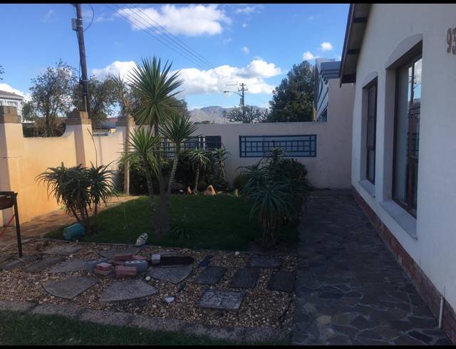 3 bed property to rent in GRASSY PARK